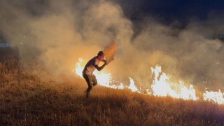 Yerleşim yeri yakınında çıkan anız yangını paniğe neden oldu
