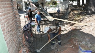 Yıkılın okul duvarı yeniden yapılıyor