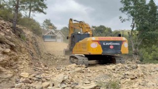 Yıkım kararı çıkan evini 150 metre taşıyıp tapulu arazisine yerleştirdi