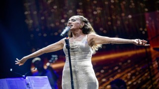 Yıldız Tilbe için arkadaşını sırtına çıkarttı