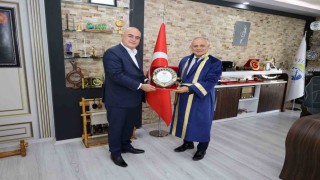 Yılın ‘Fahri Ahisi seçilen Yahyalı Belediye Başkanı Esat Öztürke ahilik kaftanı giydirildi