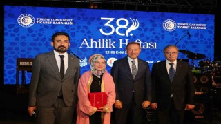 Yılın Türkiye Çırağı Rahime Nur Altın, ödülünü Bakan Bolattan aldı