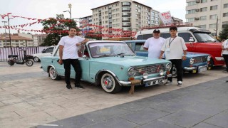 Yıllara meydan okuyan klasik otomobiller görücüye çıktı