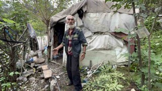 Yıllardır yalnız başına yaşamını çadırda sürdüren yaşlı adam yeni yuvası olan konteynerine kavuştu