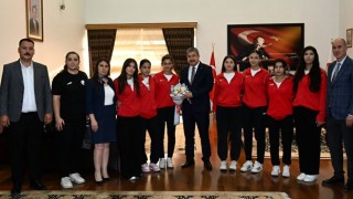 Yılmaz, Düziçi Gençlik ve Spor Kadın Voleybol Takımını Kabul Etti
