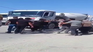 Yol verme tartışmasında sinirlenen vatandaş, kendini ringde hissedercesine kamyonu yumrukladı