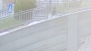 Yola fırlayan çocuk aracın altında kalmaktan son anda kurtuldu