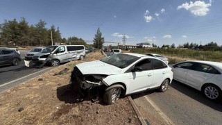 Yola kontrolsüz giren kamyonet, çarptığı otomobili karşı yola fırlattı