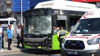 Yolcu otobüsü ile kamyonet çarpıştı: 1i çocuk 6 yaralı