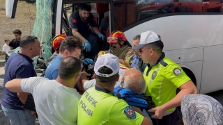 Yolcu otobüsü kamyona çarptı, sürücü araçta sıkıştı