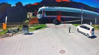 Yolcu treni hemzemin geçitte motosiklete çarptı