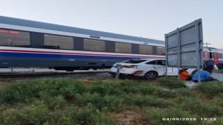 Yolcu treni otomobile çarptı: 1 yaralı