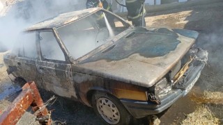Yolda alev alan otomobil tamamen yanarak kullanılamaz hale geldi