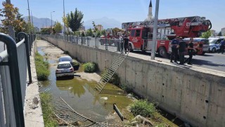 Yoldan çıkan otomobil sulama kanalına düştü