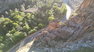 Yolun üzerindeki dev kaya korkutuyor