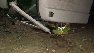 Yük boşalttığı sırada devrilen kamyonun altında kalan sürücü arkadaşlarının çabalarına rağmen öldü