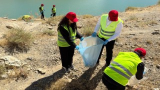 Yüksekovada gönüllüler Dilimli barajının etrafını çöplerden arındırdılar