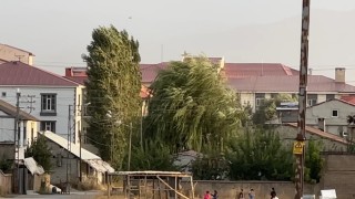 Yüksekovada şiddetli rüzgar hayatı olumsuz etkiledi