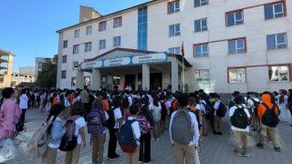 Yüksekovada yeni dönem başladı: Okullar öğrenci sesleriyle yankılandı