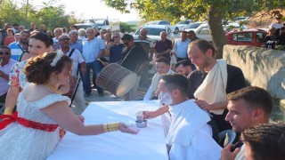 Yüz yıllık düğün geleneği, para verip damada tokat atıyorlar