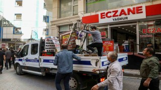 Zabıta ekipleri kaldırımlara bırakılan ürünleri topladı