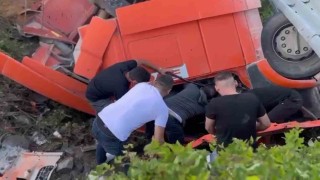 Zonguldak-Ereğli kara yolunda tır devrildi: 1 yaralı