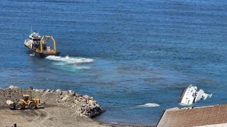 Zonguldakta denize indirildikten sonra batan lüks yatı çıkarma çalışmaları sürüyor