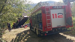 Zonguldakta yardım kömürü dağıtılan kamyon şarampole yuvarlandı: 2 ölü, 1 yaralı