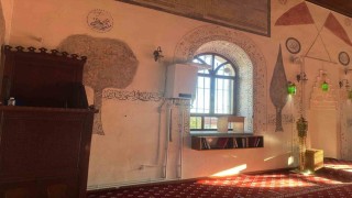 139 yıllık caminin kıbleye bakan duvarına yerleştirilen kombi tepki çekti