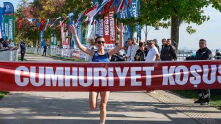 16 ülkeden sporcu Kocaelide Cumhuriyet için koştu