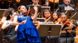 175 yıllık kemanla büyüleyen performans