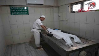 19 yıllık gassal, cenazenin nasıl yıkanacağını uygulamalı olarak anlattı