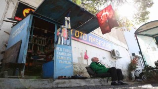 2 metrekarede 45 yıllık ayakkabı boyacılığı