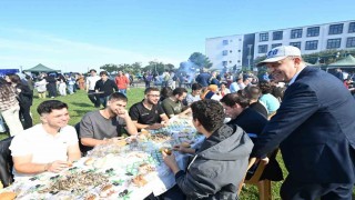 2 saatte 3 ton hamsi yediler