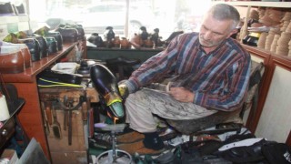 40 yıllık ayakkabı ustası, deriyi ateşle canlandırıyor