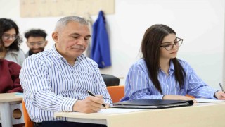 58 yaşındaki dede, 18 yaşındaki torunuyla aynı üniversitede okuyor