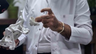 60 yaşındaki kadın 3D yazıcıyla üretilen kalça proteziyle sağlığına kavuştu