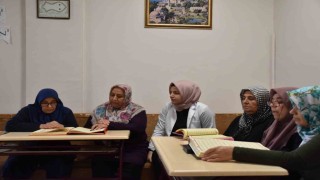 70 yaşında Kuran-ı Kerim okumayı öğrendi