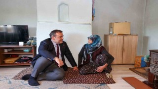 96 yaşındaki Fatma teyze Vali Sözeri evinde ağırladı