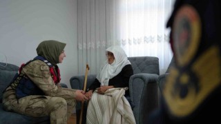 97 Yaşındaki Rabiye ninenin asker sevgisi: Biz Türküz, onlar  benim evladım