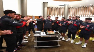 A Milli Takımda Atakan Karazorun doğum günü kutlandı