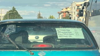 Acemi sürücünün arabasına astığı not dikkat çekiyor