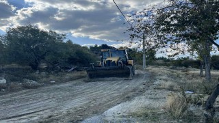 Acıpayam Belediyesinin düzeltmediği yolu vatandaşlar kendi imkânlarıyla düzelti