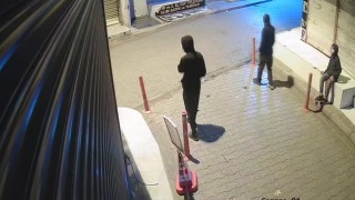 Adanada 3 kardeşin soygunu kamerada