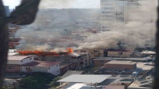 Adanada 3 katlı ev yanarak kullanılamaz hale geldi