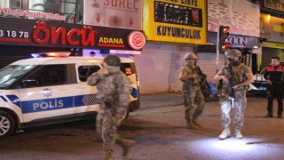 Adanada çay ocağına kurşun yağmuru: Polis aracı hedef oldu