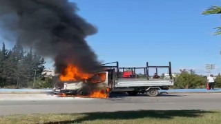 Adanada kamyonet alev alev yandı