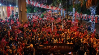 Adana’da On Binlerce Kişi Meşalelerle Yürüdü
