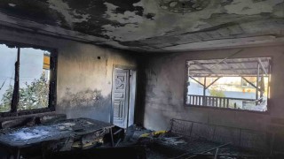 Adanada yangın çıkan ev küle döndü
