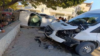 Adıyamanda okul servisi ile otomobil çarpıştı: 5i öğrenci 7 yaralı